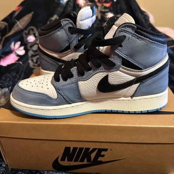 Air Jordan 1 Retro High OG 'University Blue', Size 7Y - Picture 8 of 12